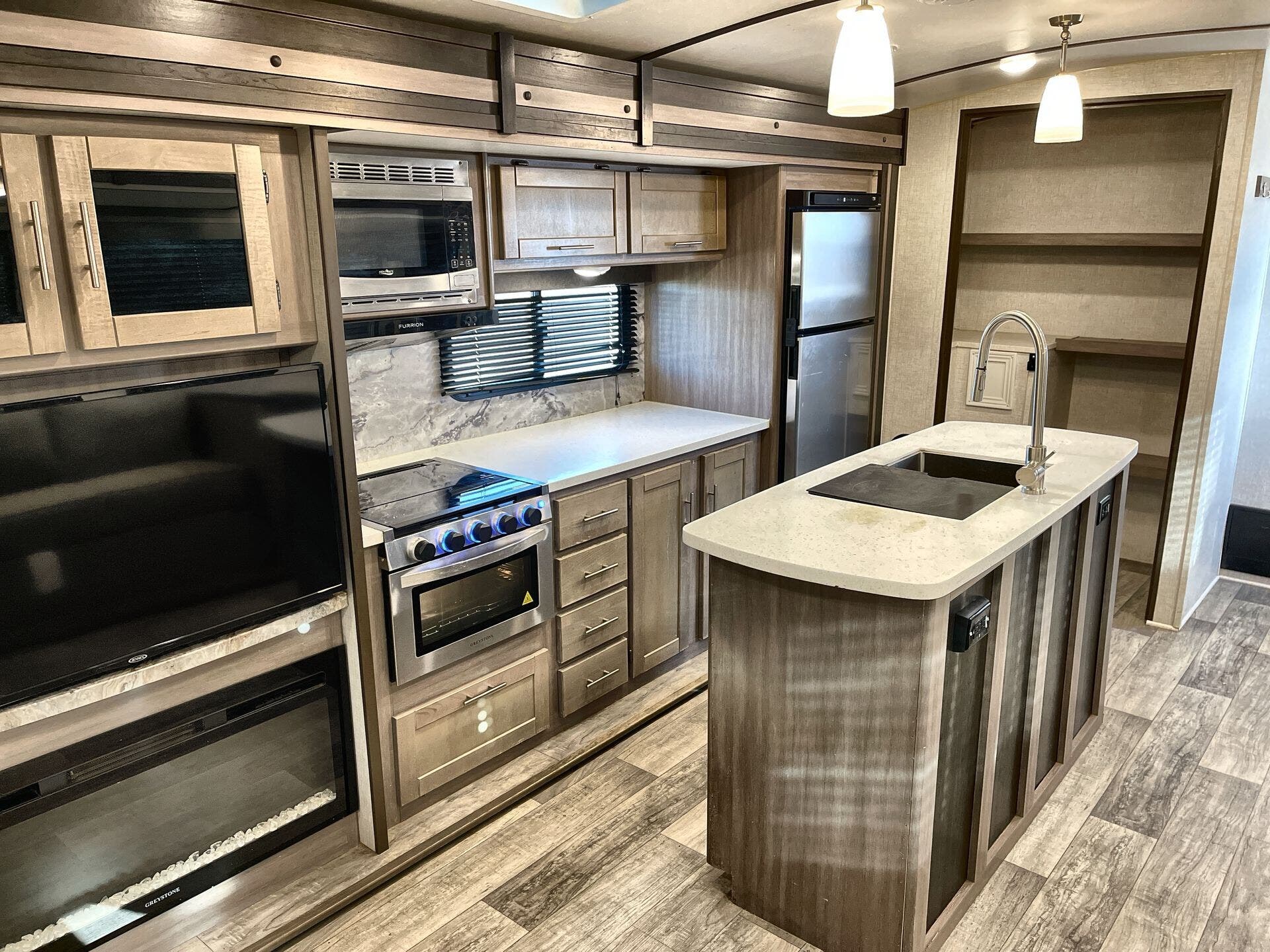 Used 2021 CrossRoads Sunset Trail 330SI available in Sanger, Texas