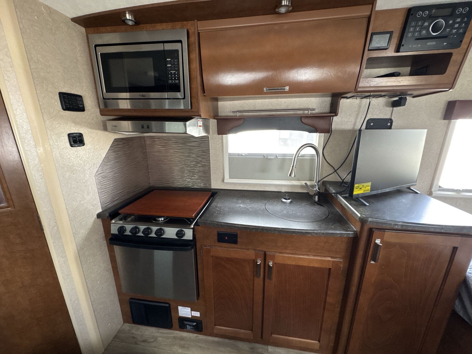 Used 2018 Lance 1475 available in Sanger, Texas
