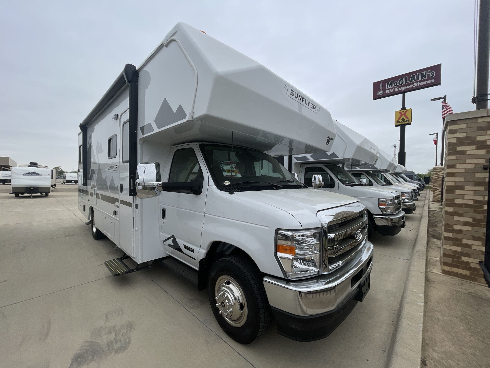 2026 Winnebago Sunflyer 22RS - New Class C For Sale by McClain's Longhorn RV in Sanger, Texas features Slideout, Batteries, Water Heater, Power Awning, Smoke Detector