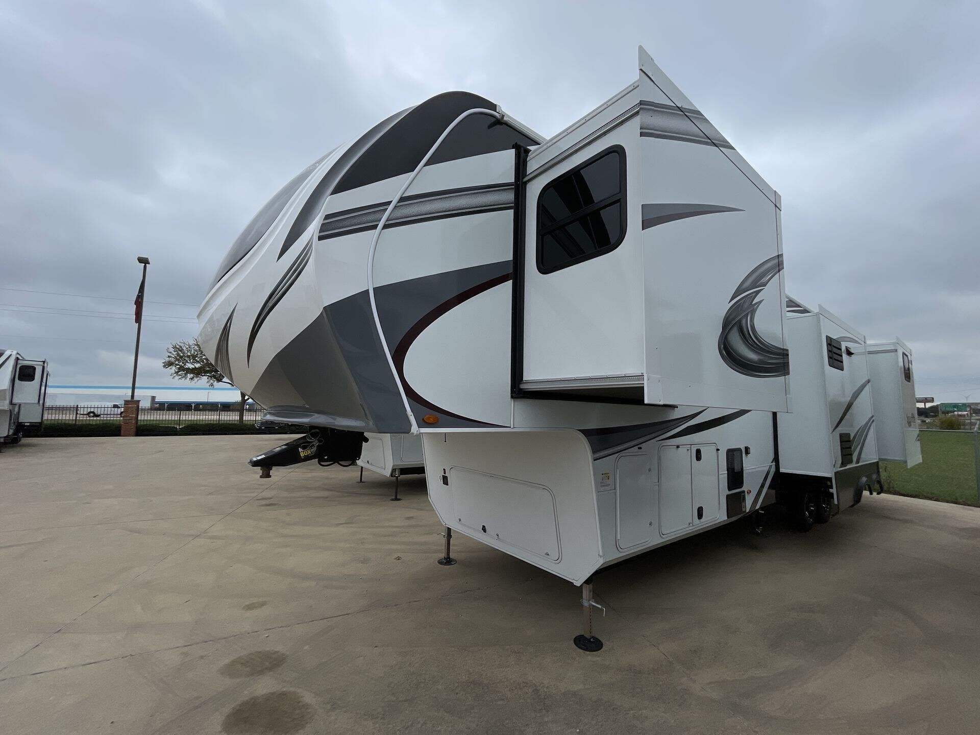 2023 Grand Design Solitude SCLASS 3950BH RV for Sale in Fort Worth, TX