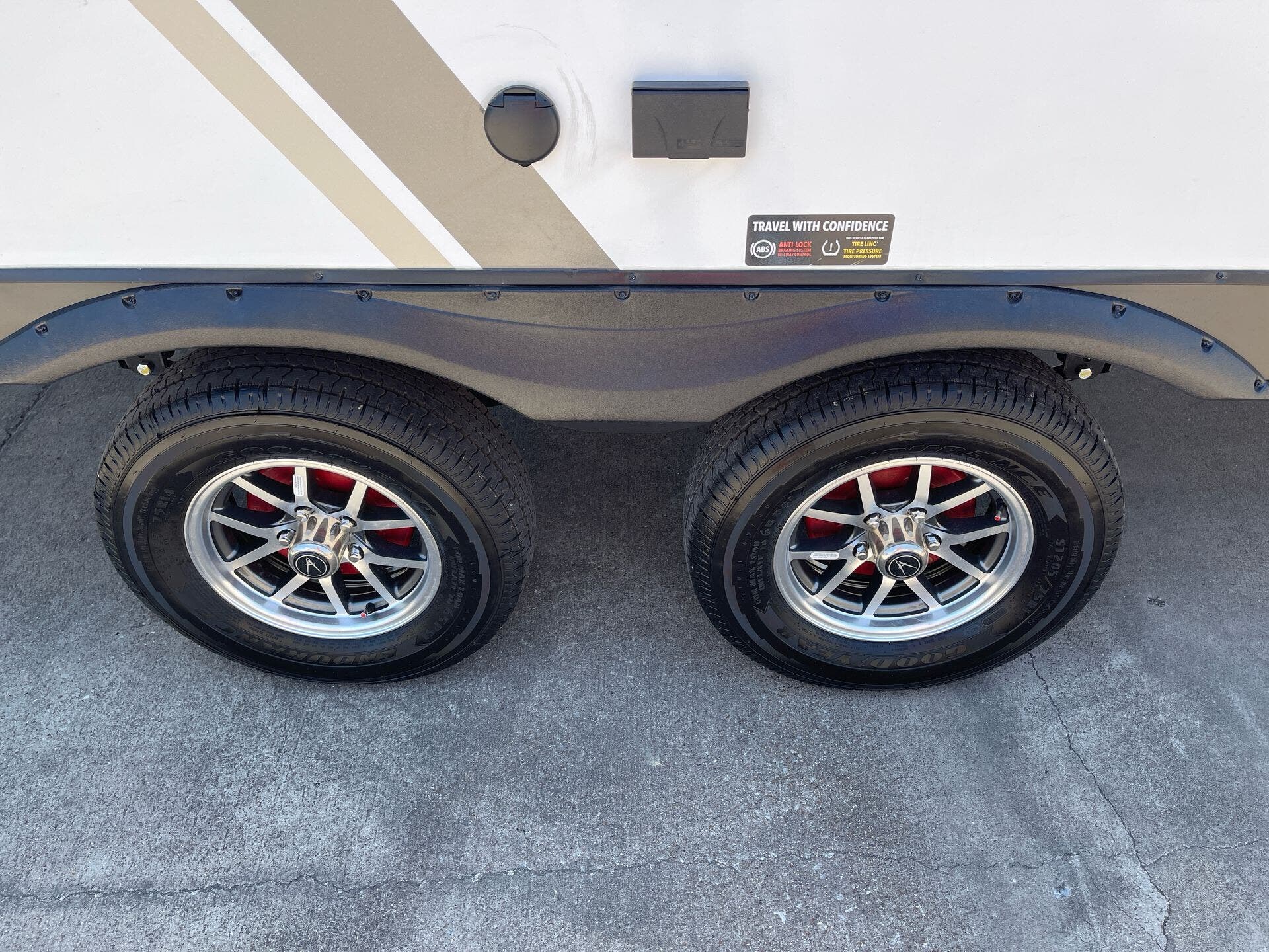 2025 Grand Design Recreational Imagine Narrow Body photo 12