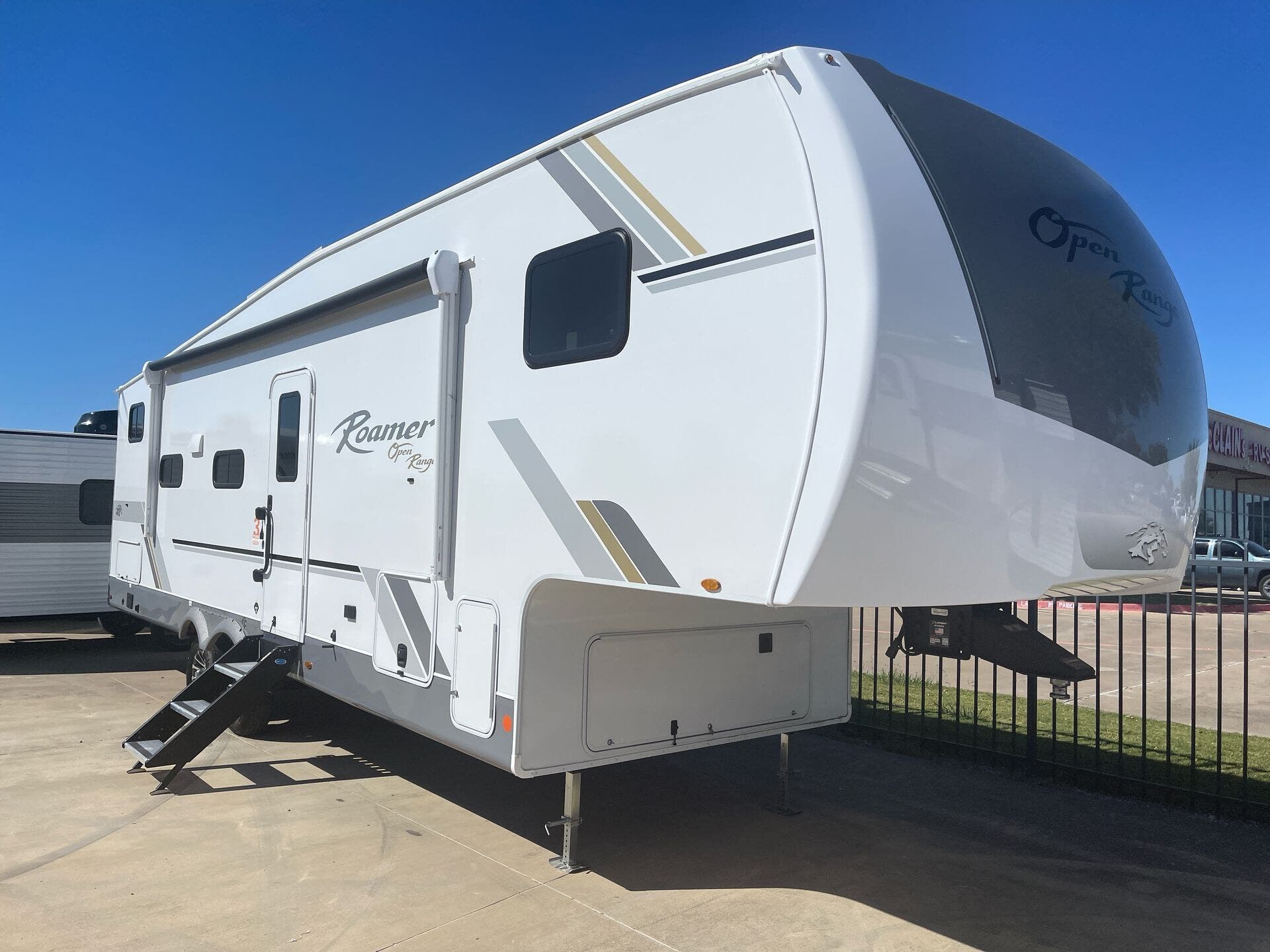 2026 Highland Ridge Open Range Roamer LIGHT 28DBSS - New Fifth Wheel For Sale by McClain's RV Fort Worth in Fort Worth, Texas features Furnace, Water Heater, TV, Queen Mattress, Microwave