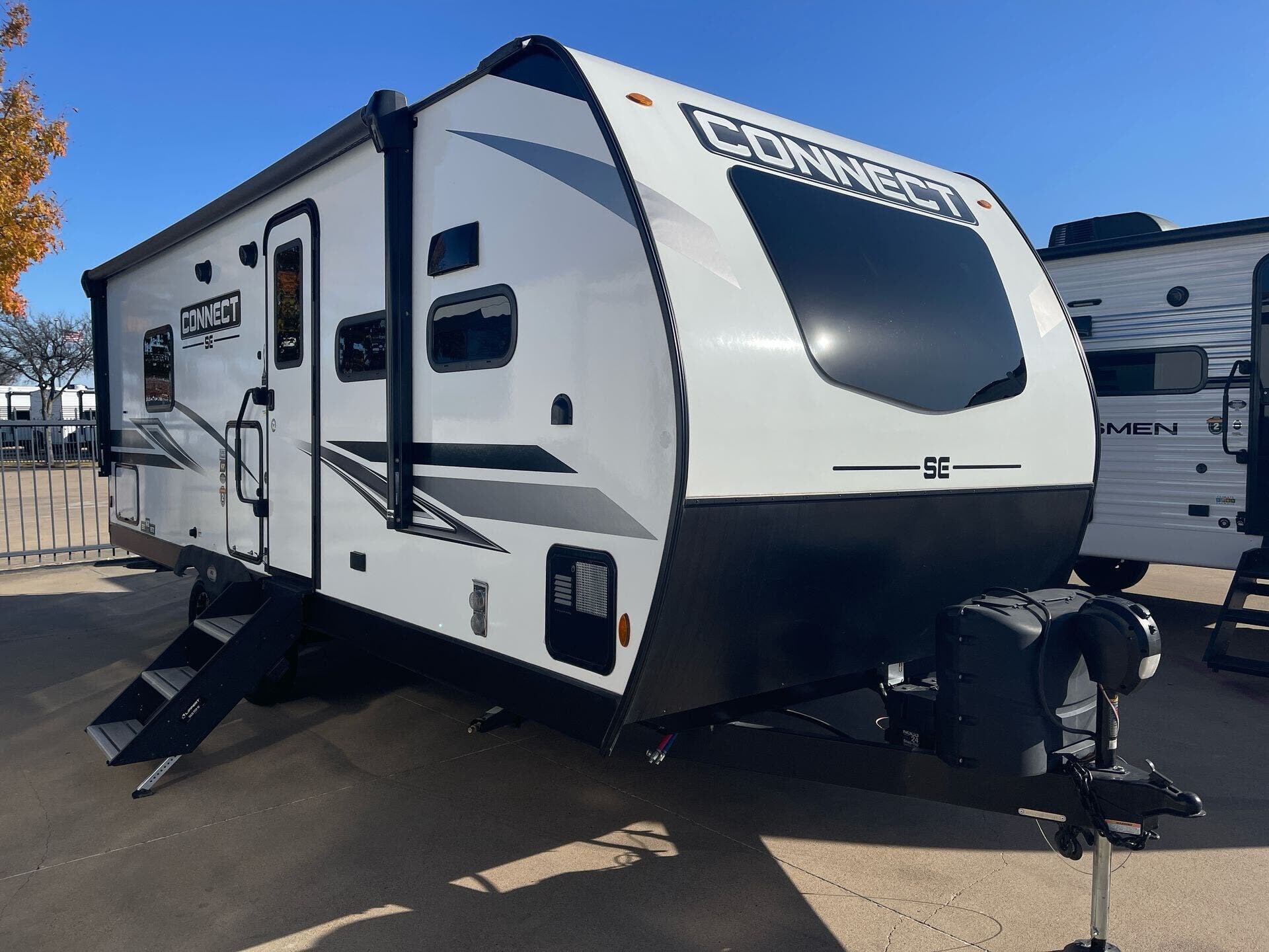 2023 K-Z Connect SE 221FKJC - Used Travel Trailer For Sale by McClain's RV Fort Worth in Fort Worth, Texas features Backup Camera, Roof Vent, Queen Bed, Water Heater, Stabilizer Jacks