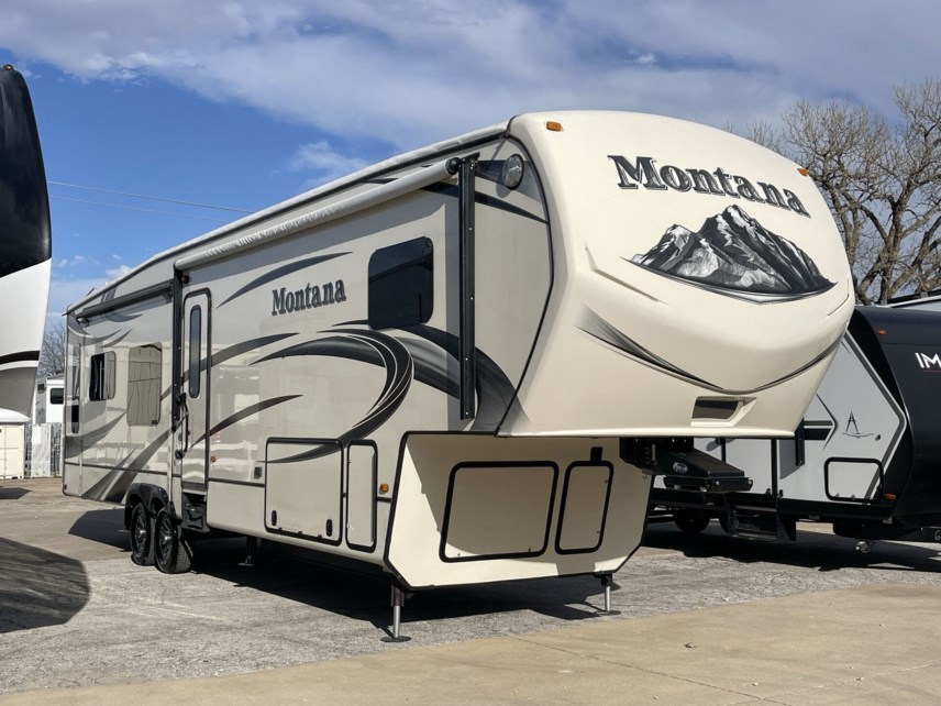 Used 2014 Keystone Montana 3582RL available in Corinth, Texas