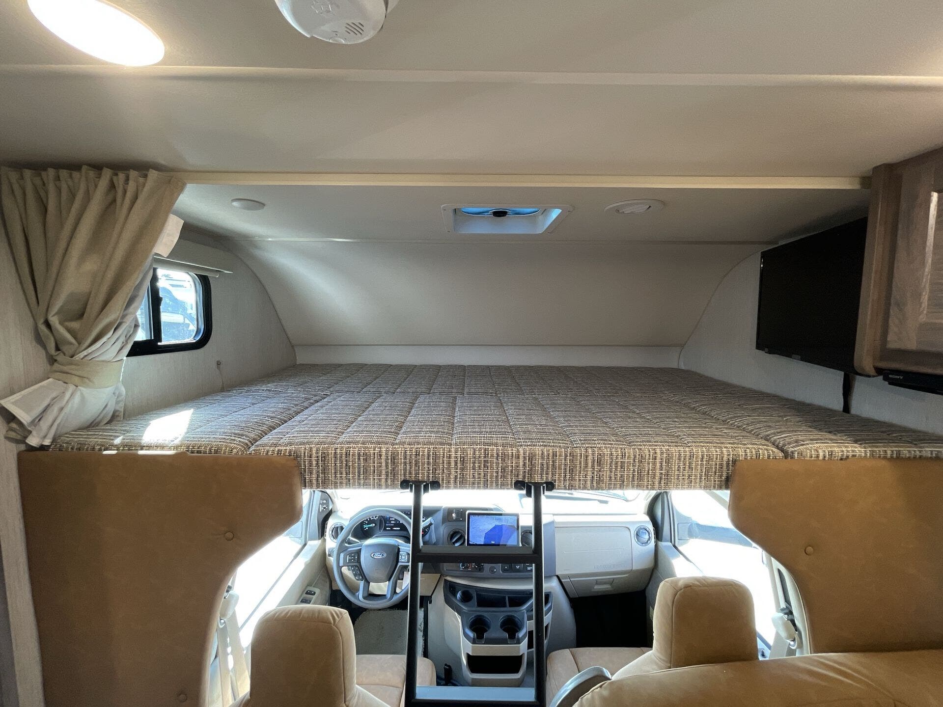 2025 Ford E-450 photo 15