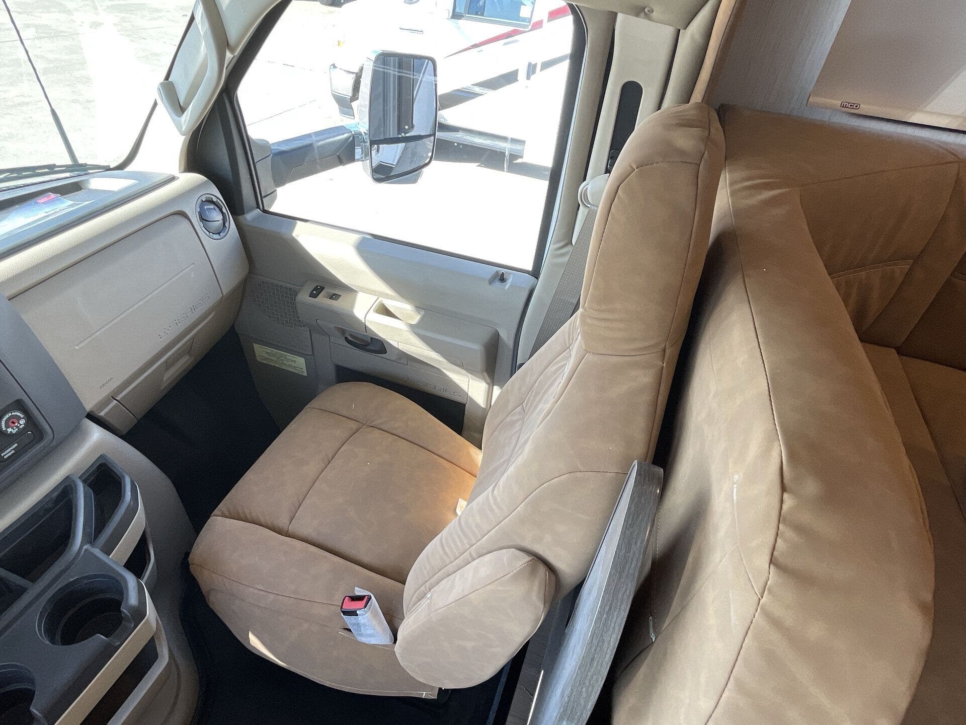 2025 Ford E-450 photo 26