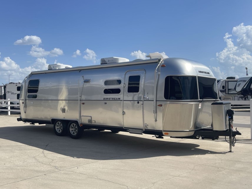 Used 2024 Airstream Flying Cloud AIRSTREAM  30RBQ available in Corinth, Texas