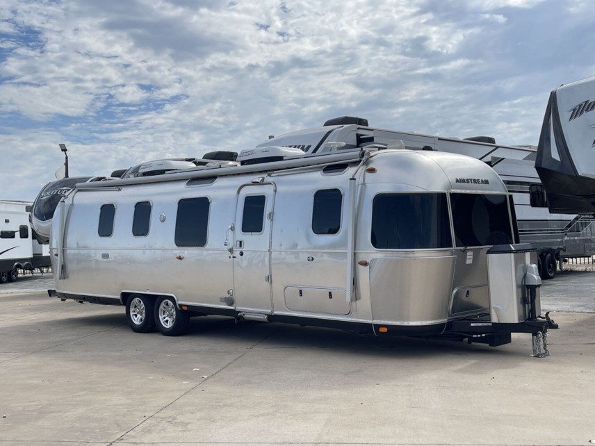 Used 2020 Airstream Classic AIRSTREAM  33FB available in Corinth, Texas