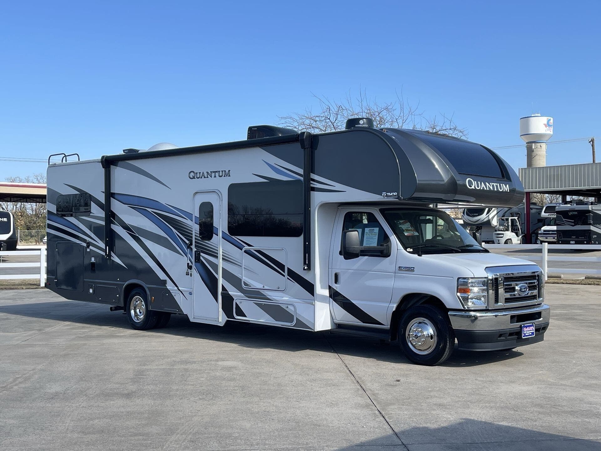 2023 Thor Motor Coach Quantum WS31 - Used Class C For Sale by McClain's Longhorn RV in Sanger, Texas features Air Conditioning, Day/Night Shades, Leveling Jacks, Kitchen Sink, Wardrobe(s)
