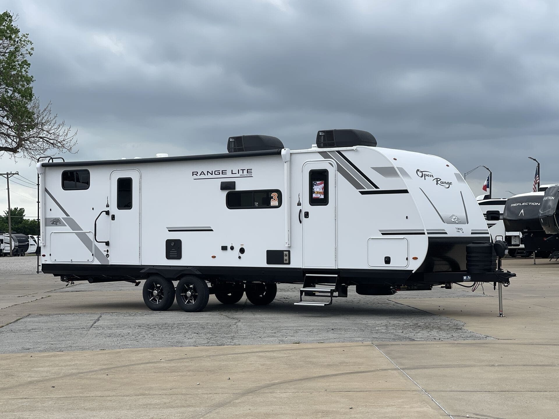 2026 Highland Ridge Open Range Range Lite 270DBL - New Travel Trailer For Sale by McClain's RV Superstore in Corinth, Texas features Skylight, Detachable, Smart TV, Dinette, Kitchen Sink