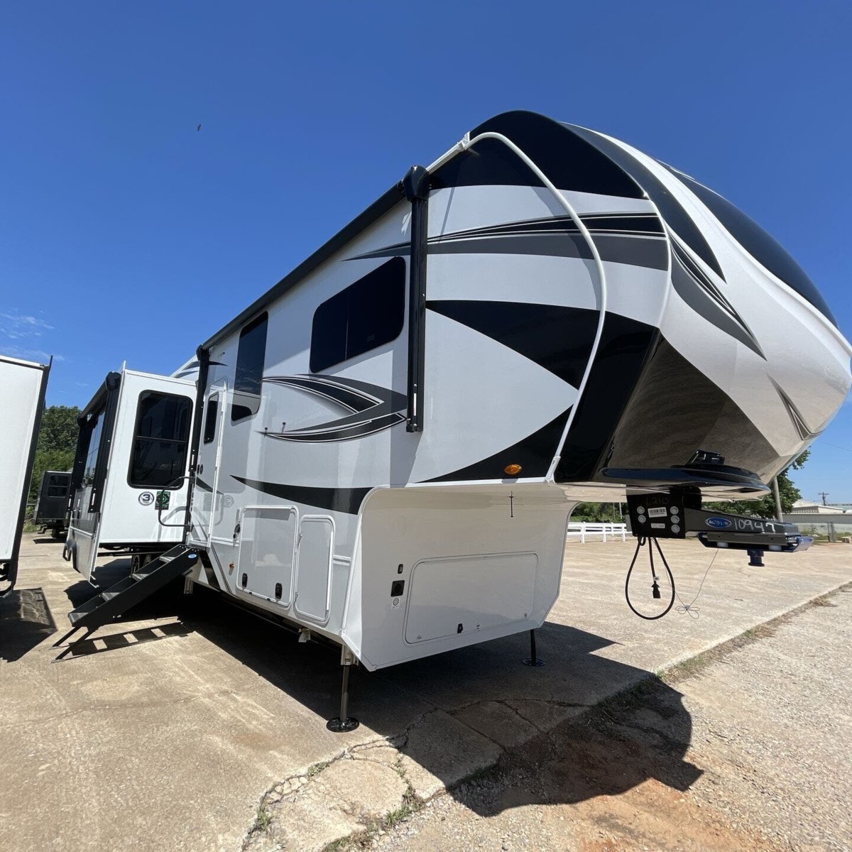 10947 - 2023 Grand Design Solitude 391DL Fifth Wheel for sale in Rockwall TX
