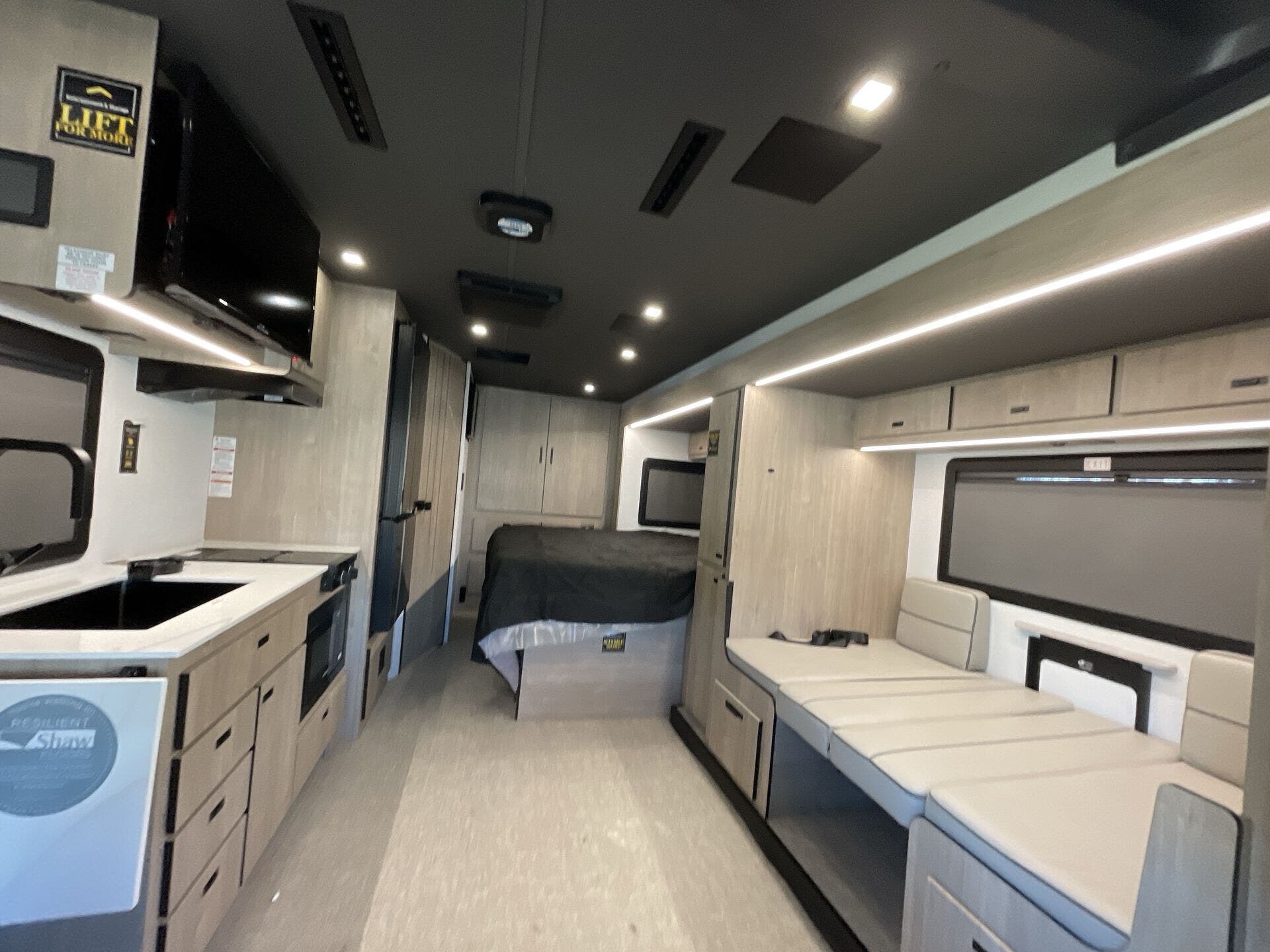 2024 Mercedes Benz Sprinter 4500 photo 3