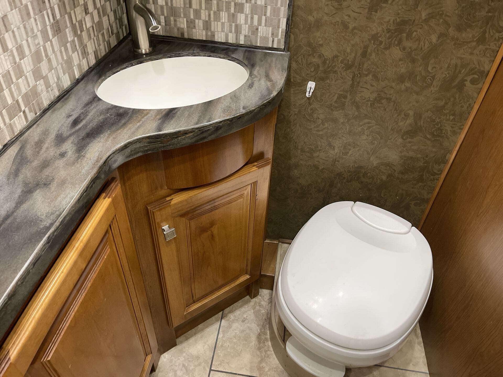 2015 Tiffin Motorhomes, Inc Breeze photo 15