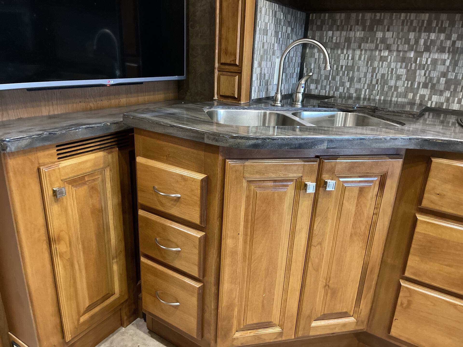 2015 Tiffin Motorhomes, Inc Breeze photo 2