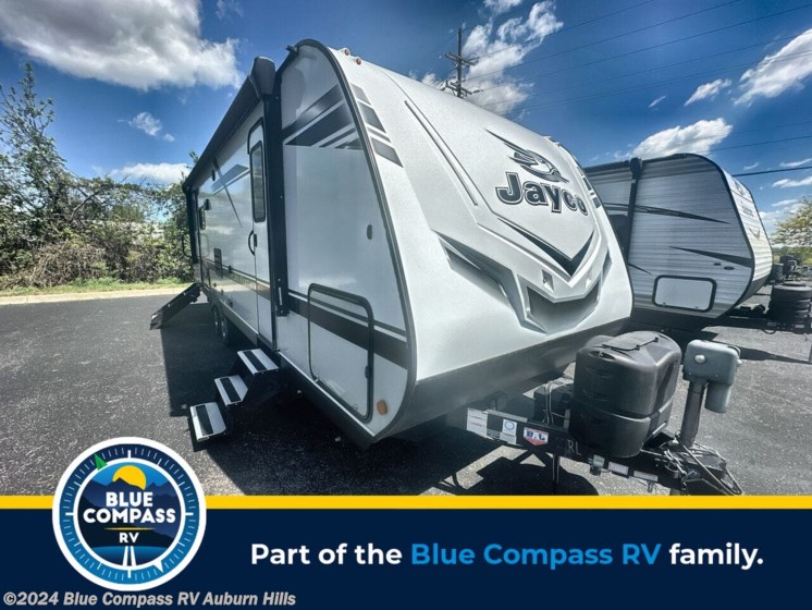 Used 2020 Jayco Jay Feather 27RL available in Auburn Hills, Michigan
