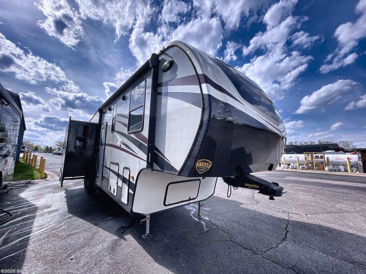 2018 CrossRoads Cruiser M-3513BH - Used Fifth Wheel For Sale by Blue Compass RV Auburn Hills in Auburn Hills, Michigan