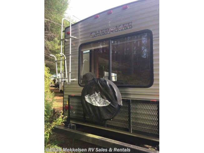 2015 Cherokee 264L - Used Truck Camper For Sale by Mekkelsen RV Sales & Rentals in East Montpelier, Vermont