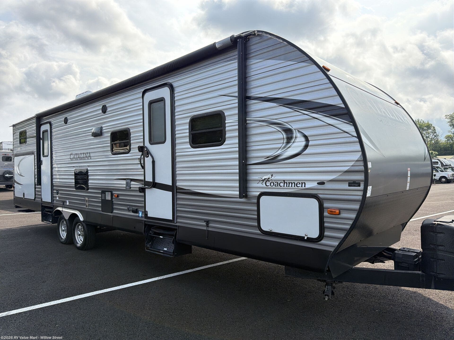 2018 Forest River Catalina 323BHDSCK - Used Travel Trailer For Sale by RV Value Mart - Willow Street in Willow Street, Pennsylvania