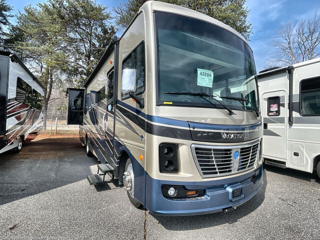 2026 Vacationer 33C by Holiday Rambler from Blue Compass RV Byron-Macon in Byron, Georgia