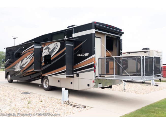 2016 Outlaw 38RF by Thor Motor Coach from Motor Home Specialist in Alvarado, Texas