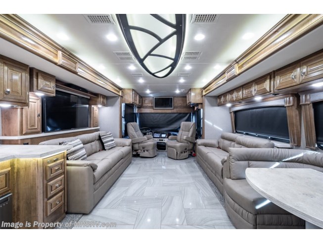 2019 Fleetwood Discovery LXE 44H - Used Diesel Pusher For Sale by Motor Home Specialist in Alvarado, Texas