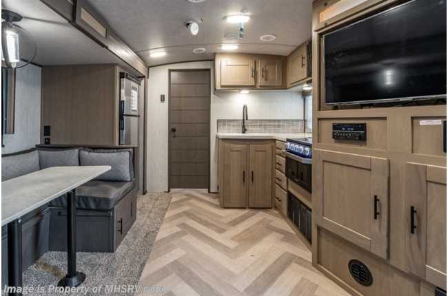 2021 Twilight RV TWS 2500 W/ King Bed, 15K A/C, Stabilizer Jacks