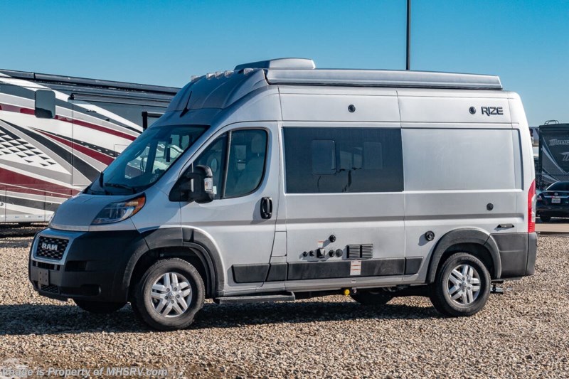 Thor Rize 2023 Thor Motor Coach Rize 18G W/ Swivel Seats, Retractible Roof Top ...