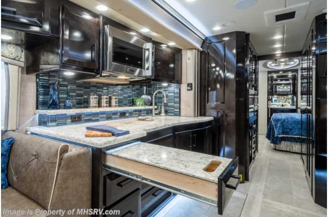 2024 Foretravel Realm FS605 Luxury Villa Bunk W/Spa (LVB) W/2 Full ...