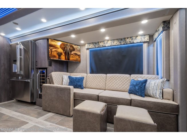 2025 Foretravel Realm Presidential Luxury Villa Bunk (LVB) Black Label ...