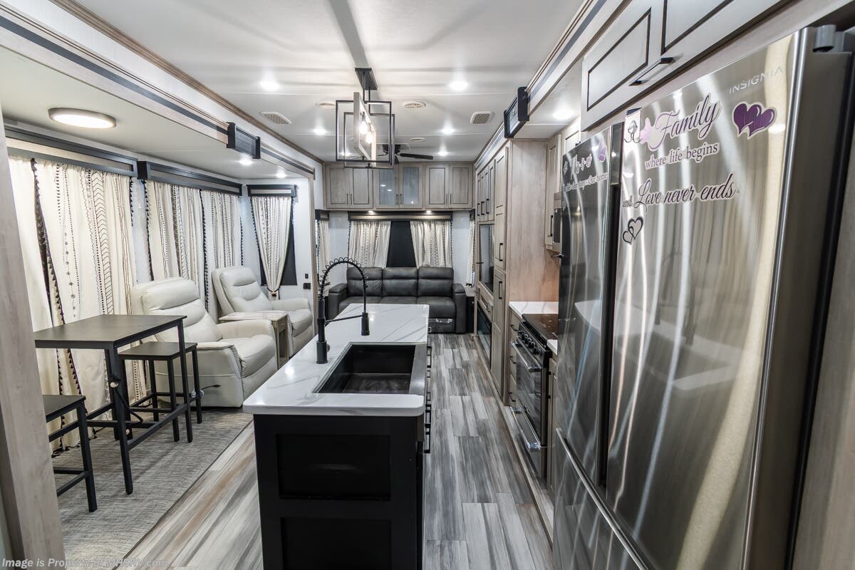 2023 Heartland Big Country 3500 - Used Fifth Wheel For Sale by Motor Home Specialist in Alvarado, Texas