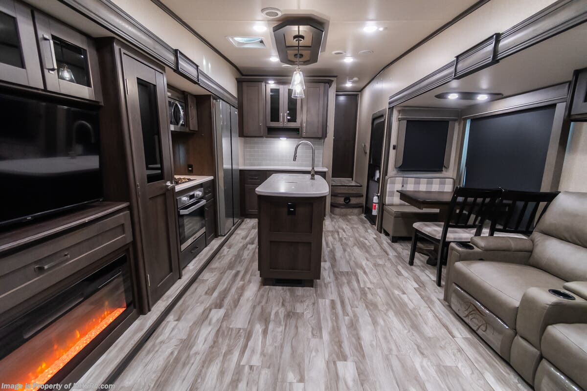 2022 Grand Design Reflection 303RLS - Used Fifth Wheel For Sale by Motor Home Specialist in Alvarado, Texas features Theater Seating