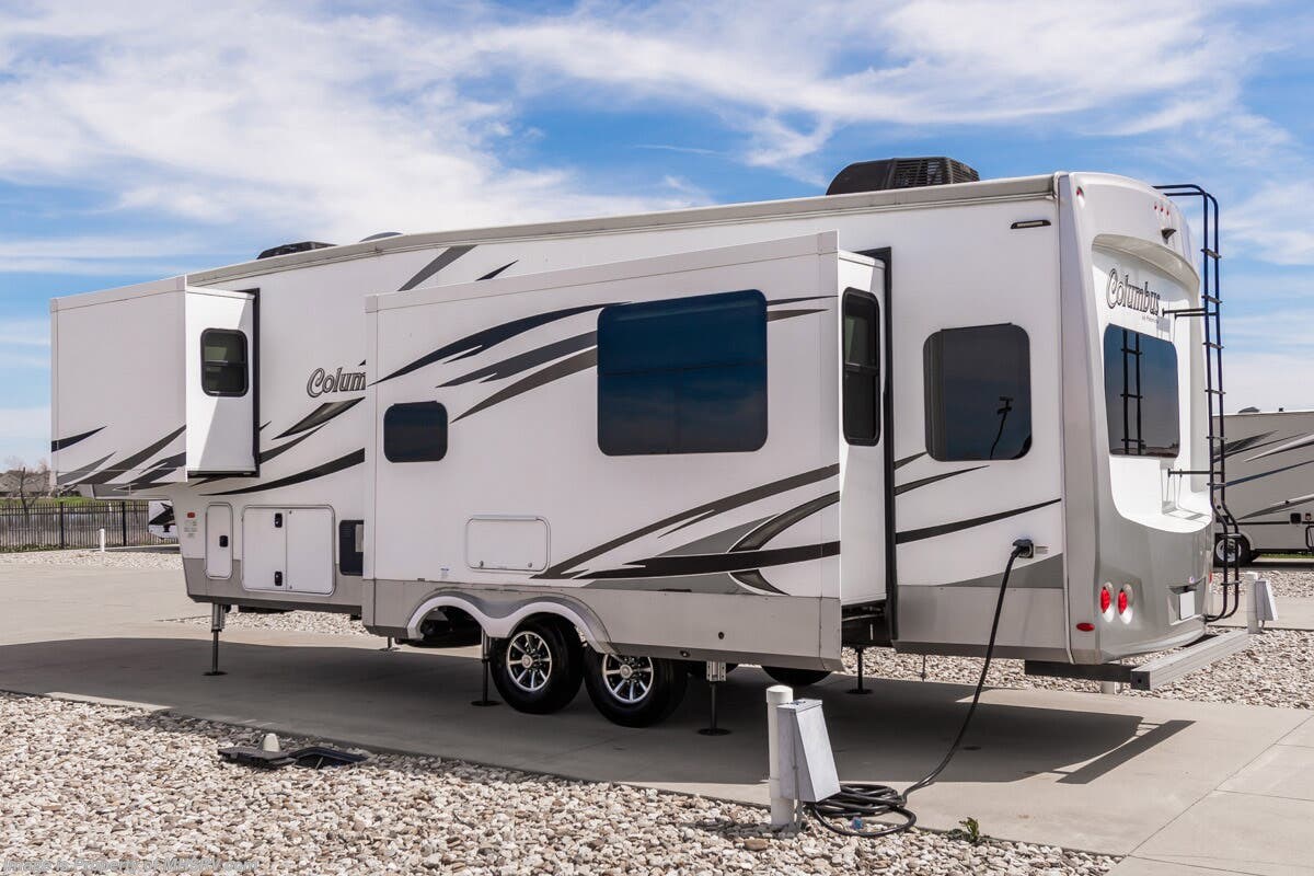 Used 2020 Palomino Columbus 298RL available in Alvarado, Texas
