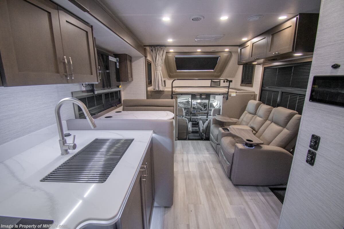 2027 Dynamax Corp Isata 6 Series 32KS - New Super C For Sale by Motor Home Specialist in Alvarado, Texas
