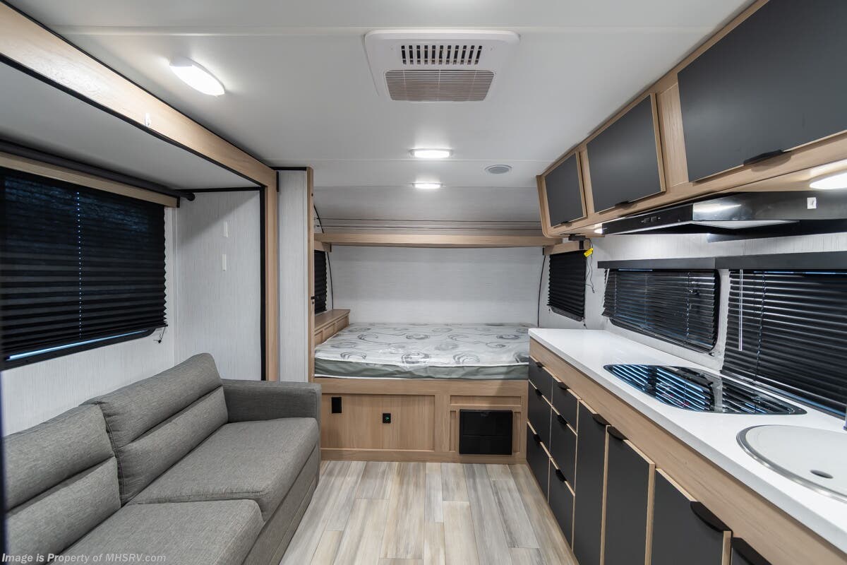 2023 Cruiser RV Hitch 18RBS - Used Travel Trailer For Sale by Motor Home Specialist in Alvarado, Texas
