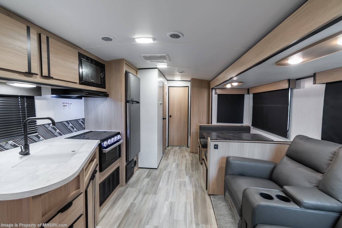 2022 Cruiser RV Radiance R-30DS - Used Travel Trailer For Sale by Motor Home Specialist in Alvarado, Texas