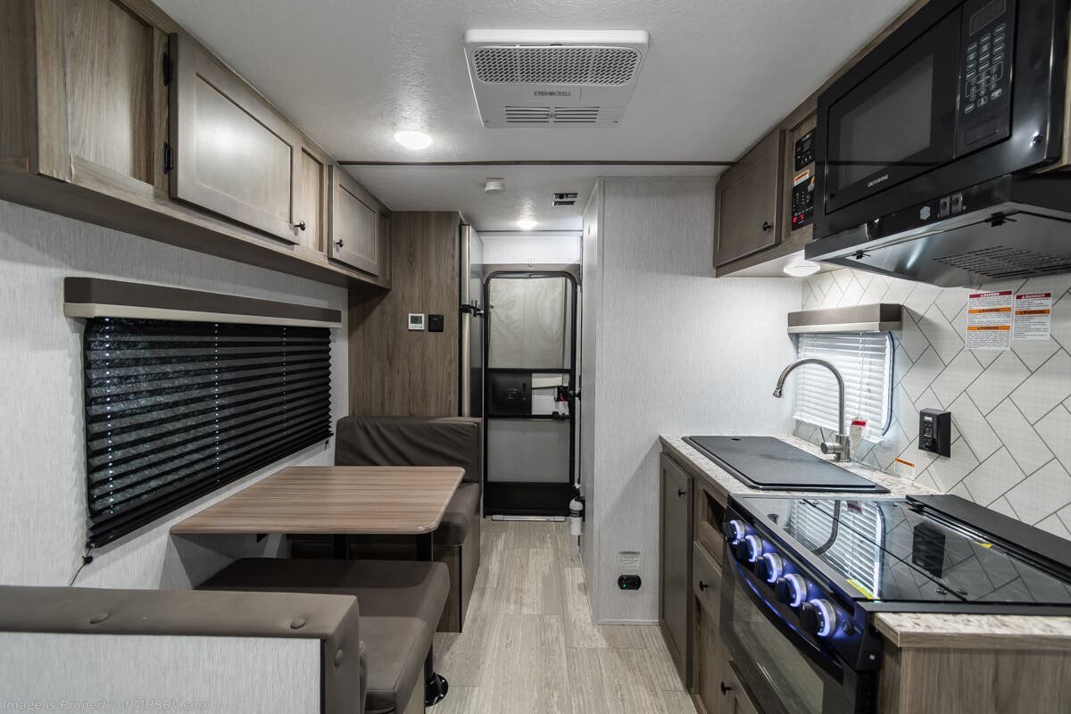 2025 Sunset Park RV Sun Lite 18RD - Used Travel Trailer For Sale by Motor Home Specialist in Alvarado, Texas