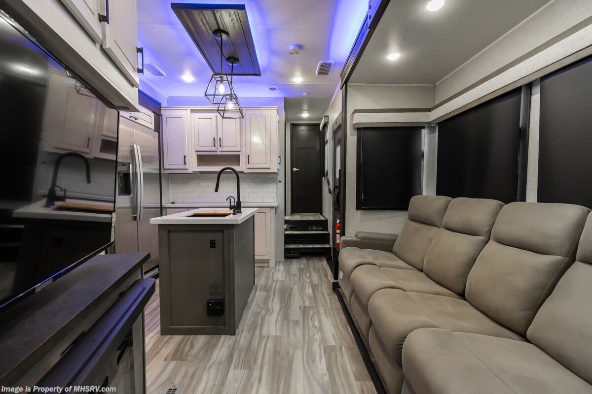 2024 Jayco Seismic Luxury Series 3815 - Used Fifth Wheel For Sale by Motor Home Specialist in Alvarado, Texas