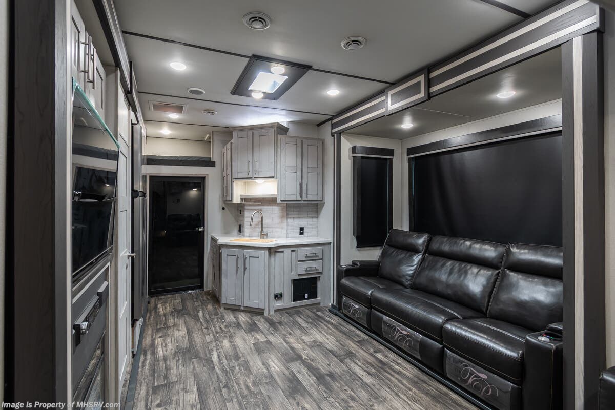 2023 Keystone Fuzion 428 - Used Fifth Wheel For Sale by Motor Home Specialist in Alvarado, Texas features Bunk Beds