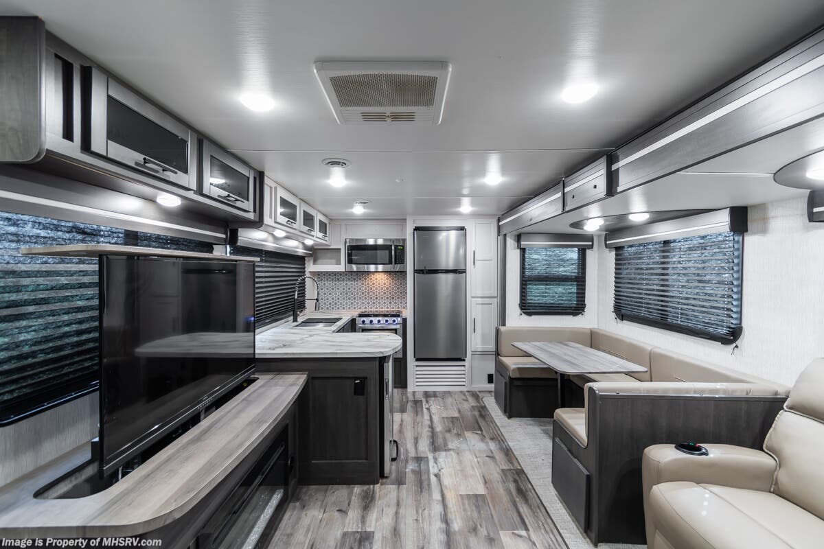 2022 CrossRoads Cruiser Aire CR-28RKS - Used Travel Trailer For Sale by Motor Home Specialist in Alvarado, Texas features Theater Seating