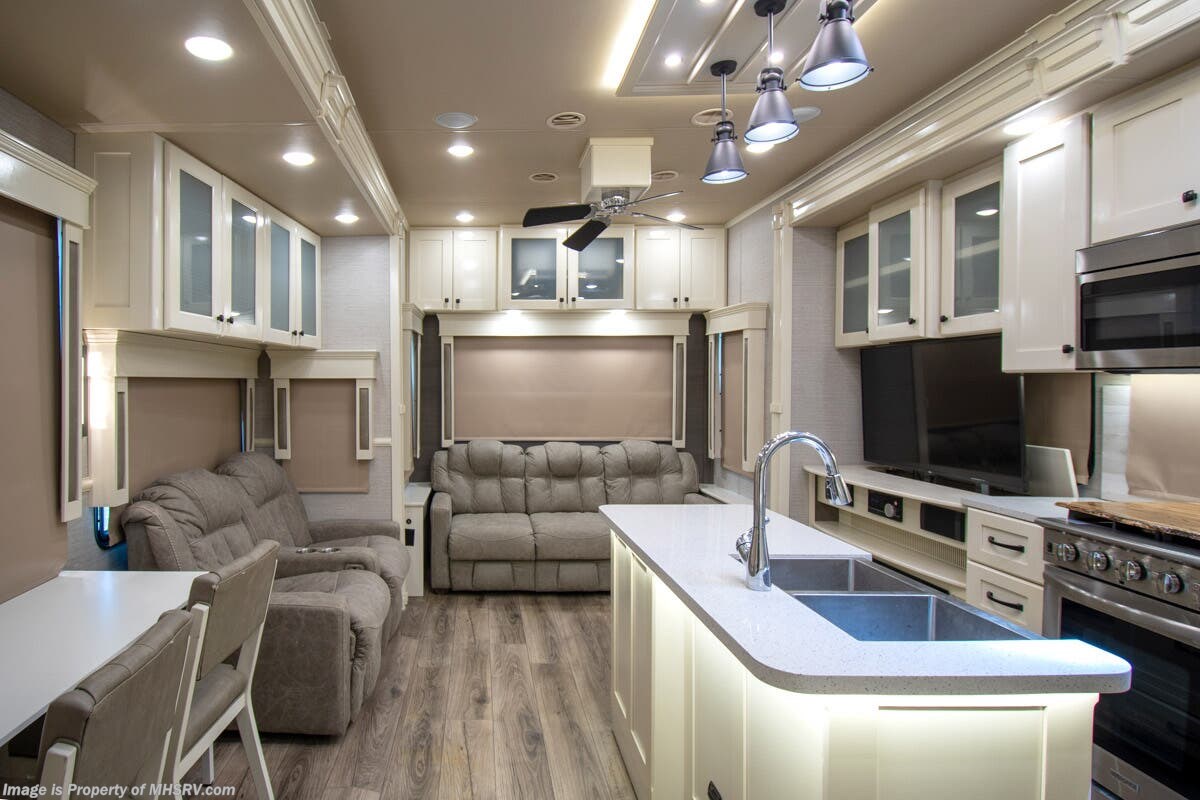 2023 Vanleigh Vilano 320GK - Used Fifth Wheel For Sale by Motor Home Specialist in Alvarado, Texas features Theater Seating