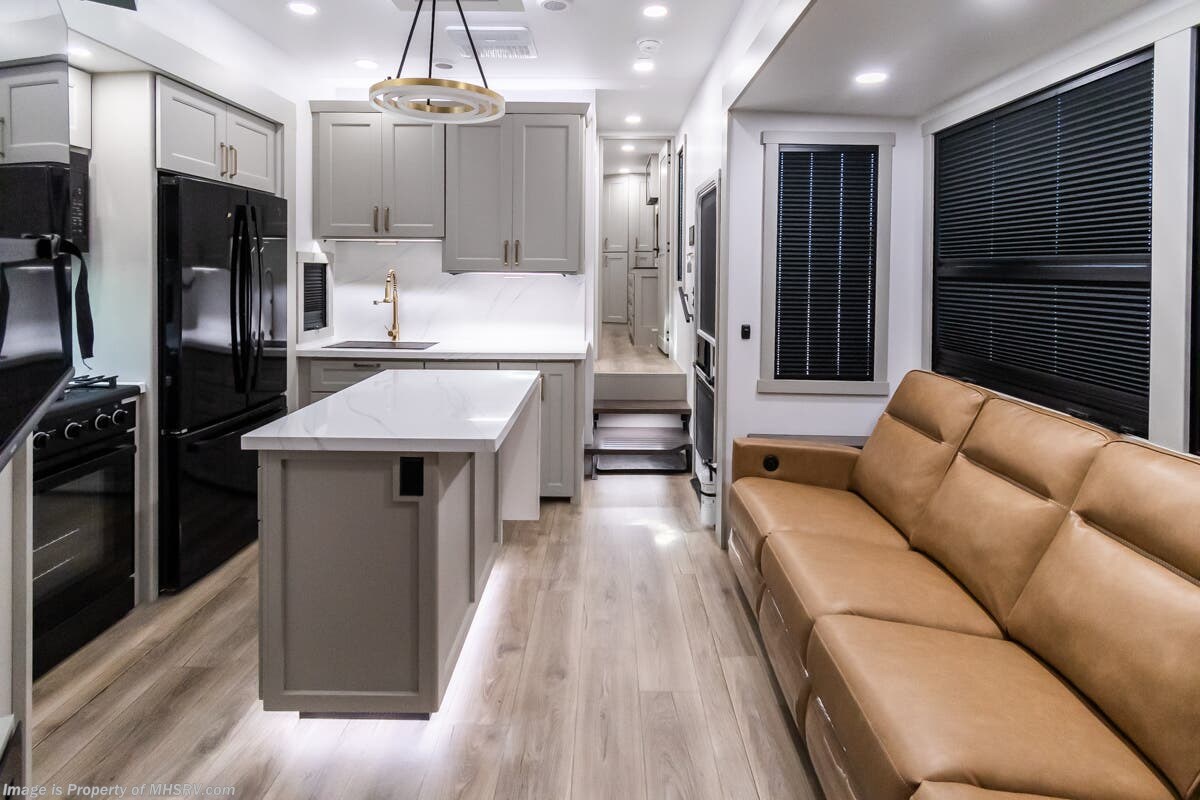 2025 Brinkley RV Model G 3500 - Used Fifth Wheel For Sale by Motor Home Specialist in Alvarado, Texas features Bath & 1/2