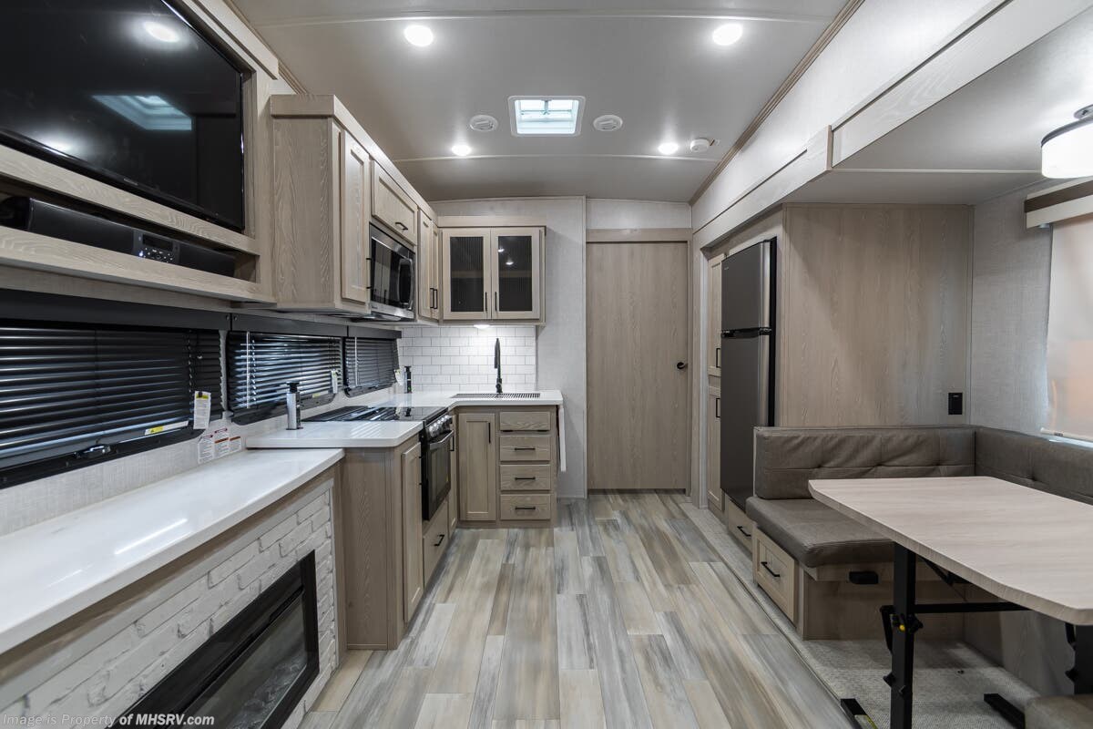 2023 Forest River Rockwood Signature 2891BH - Used Fifth Wheel For Sale by Motor Home Specialist in Alvarado, Texas