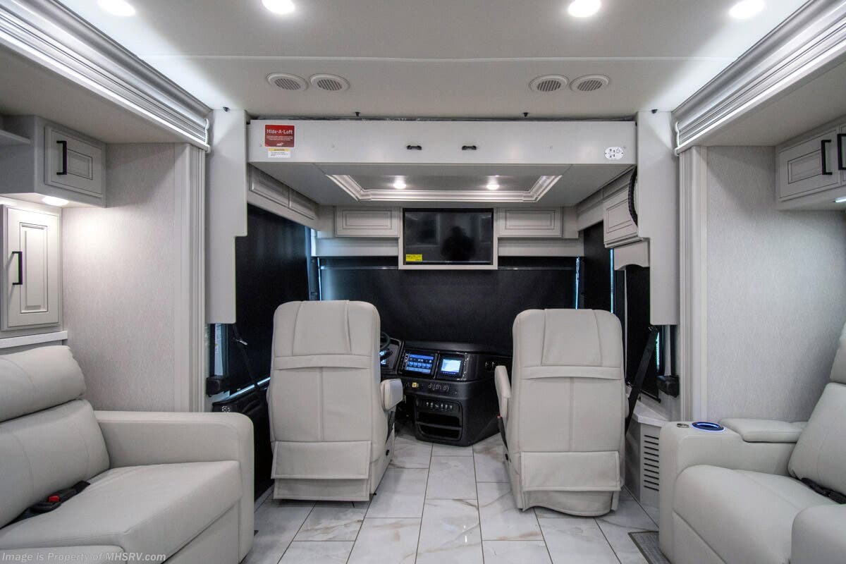 2027 Discovery LXE 44B by Fleetwood from Motor Home Specialist in Alvarado, Texas