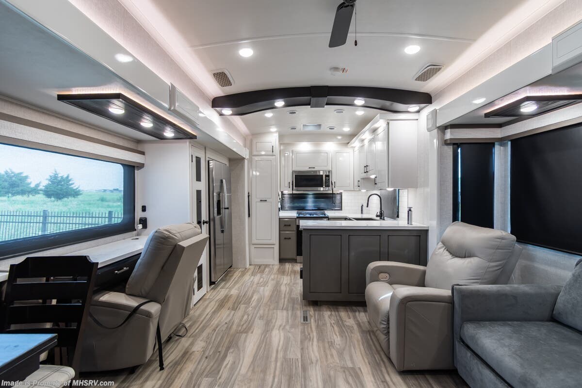 2024 Jayco Pinnacle 38FBRK - Used Fifth Wheel For Sale by Motor Home Specialist in Alvarado, Texas features Bath & 1/2
