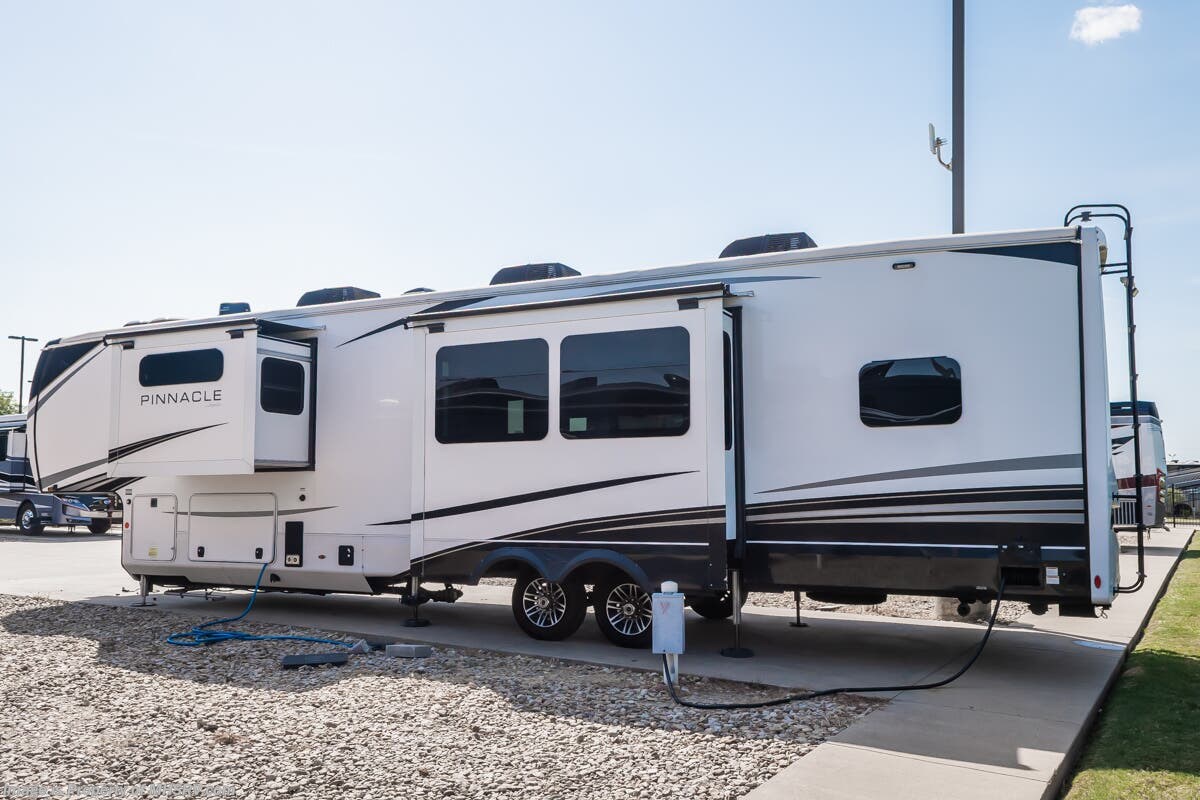 Used 2024 Jayco Pinnacle 38FBRK available in Alvarado, Texas