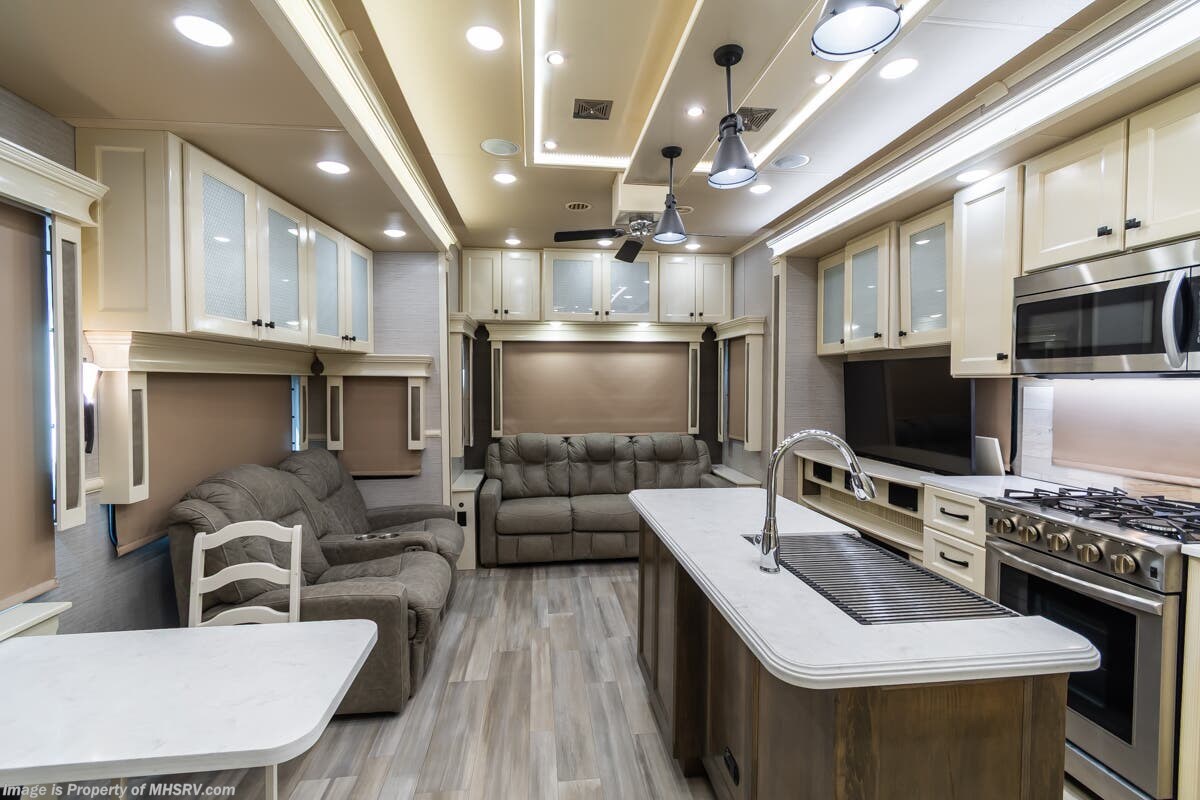 2022 Vanleigh Beacon 34RLB - Used Fifth Wheel For Sale by Motor Home Specialist in Alvarado, Texas features Theater Seating