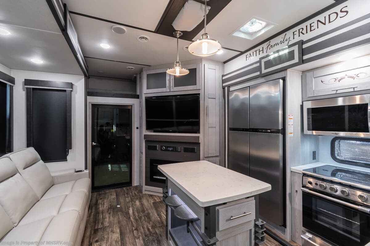 2023 Keystone Fuzion 373 - Used Fifth Wheel For Sale by Motor Home Specialist in Alvarado, Texas features Bath & 1/2, Bunk Beds