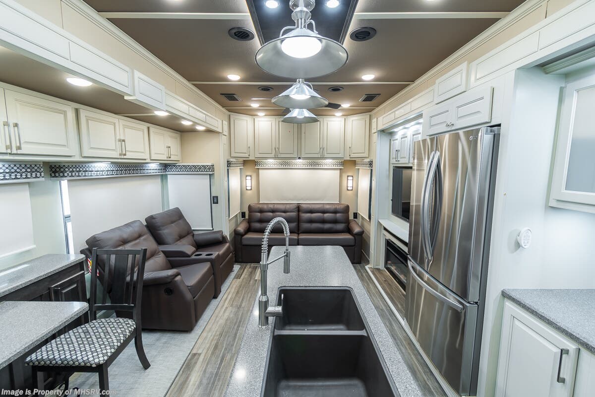 2022 Luxe Elite 39FB - Used Fifth Wheel For Sale by Motor Home Specialist in Alvarado, Texas features Bath & 1/2, Theater Seating