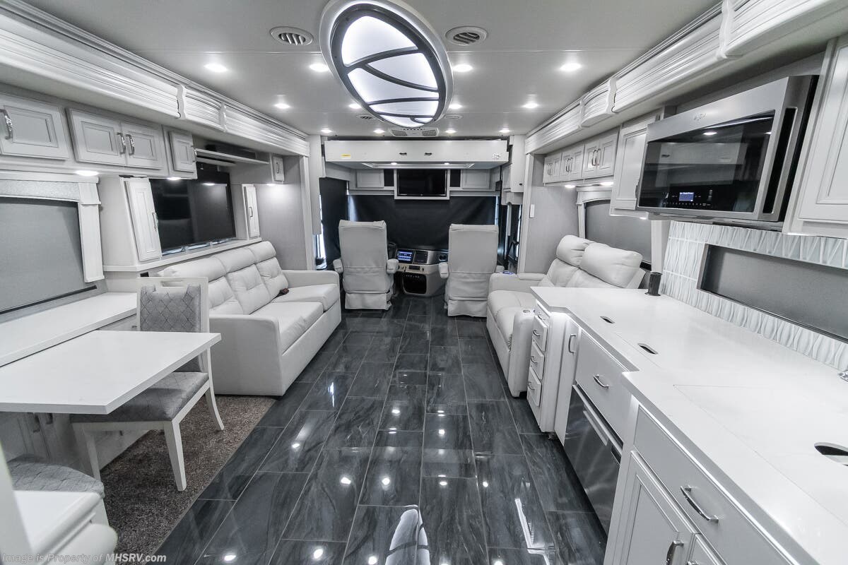 2023 Fleetwood Discovery 38W - Used Diesel Pusher For Sale by Motor Home Specialist in Alvarado, Texas