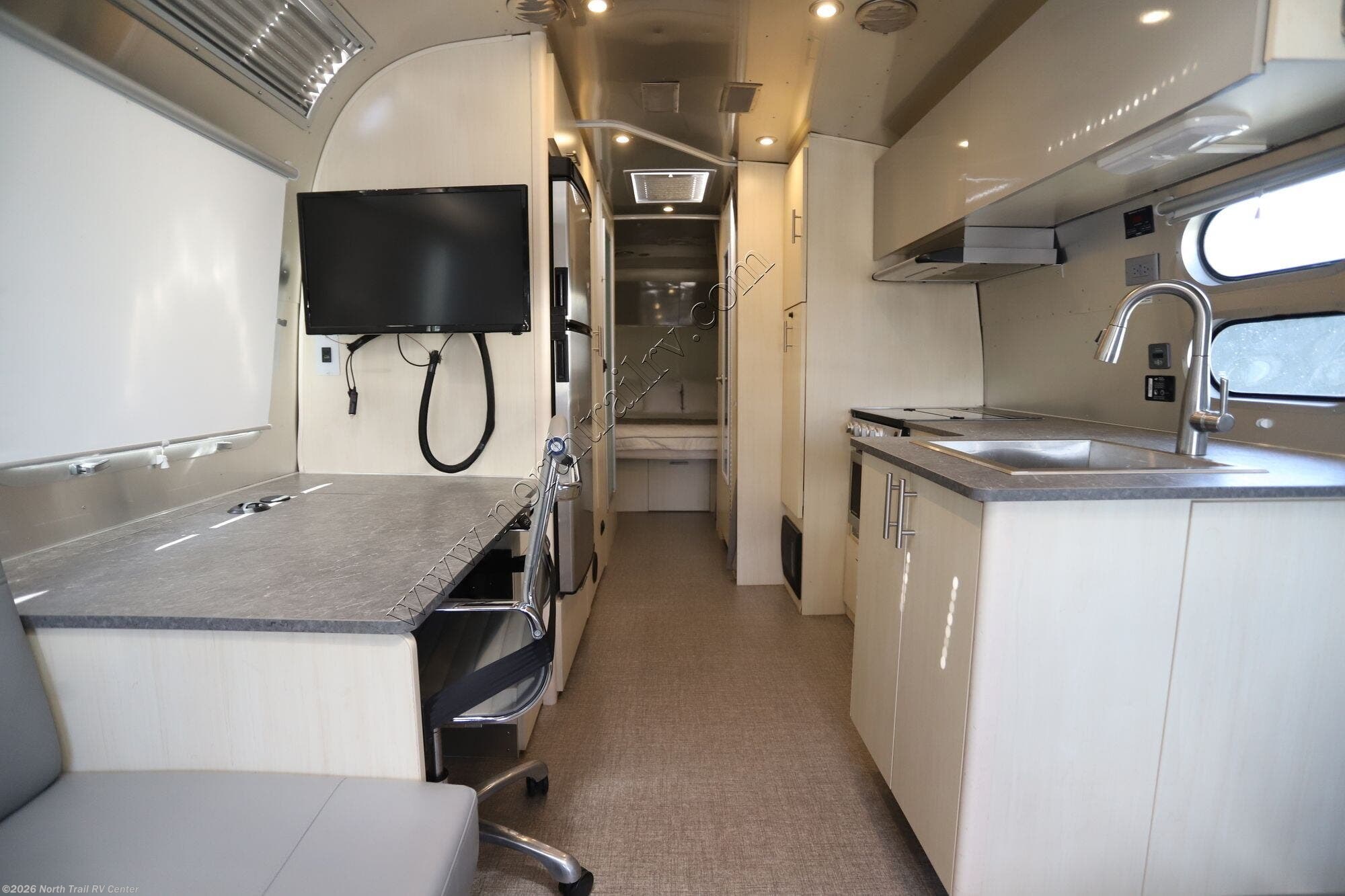 2022 Airstream Flying Cloud 27FB - Used Travel Trailer For Sale by North Trail RV Center in Fort Myers, Florida